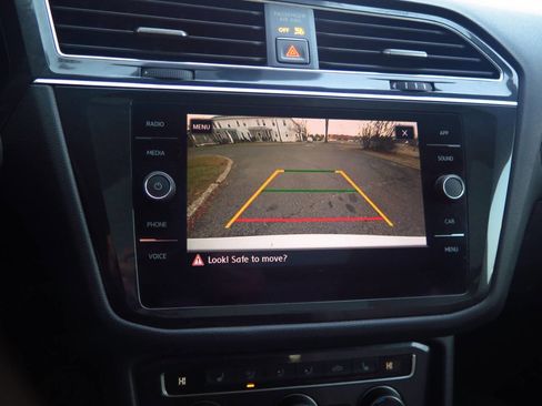 Used 2018 Volkswagen Tiguan SE w/ Panoramic Sunroof Package image 30