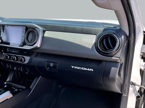 Used 2022 Toyota Tacoma SR5 RWD image 18