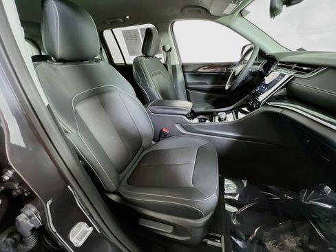 Used 2023 Jeep Grand Cherokee Laredo w/ Luxury Tech Group I image 26