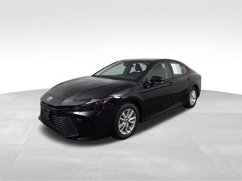 Used 2025 Toyota Camry LE image 2