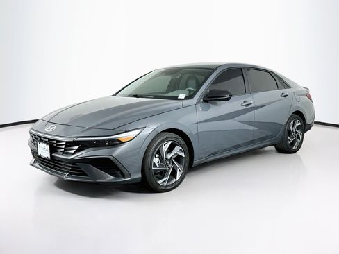 Used 2025 Hyundai Elantra SEL FWD image 3