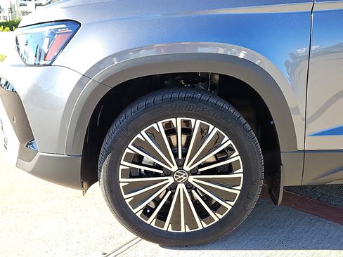 New 2026 Volkswagen Taos SE image 5