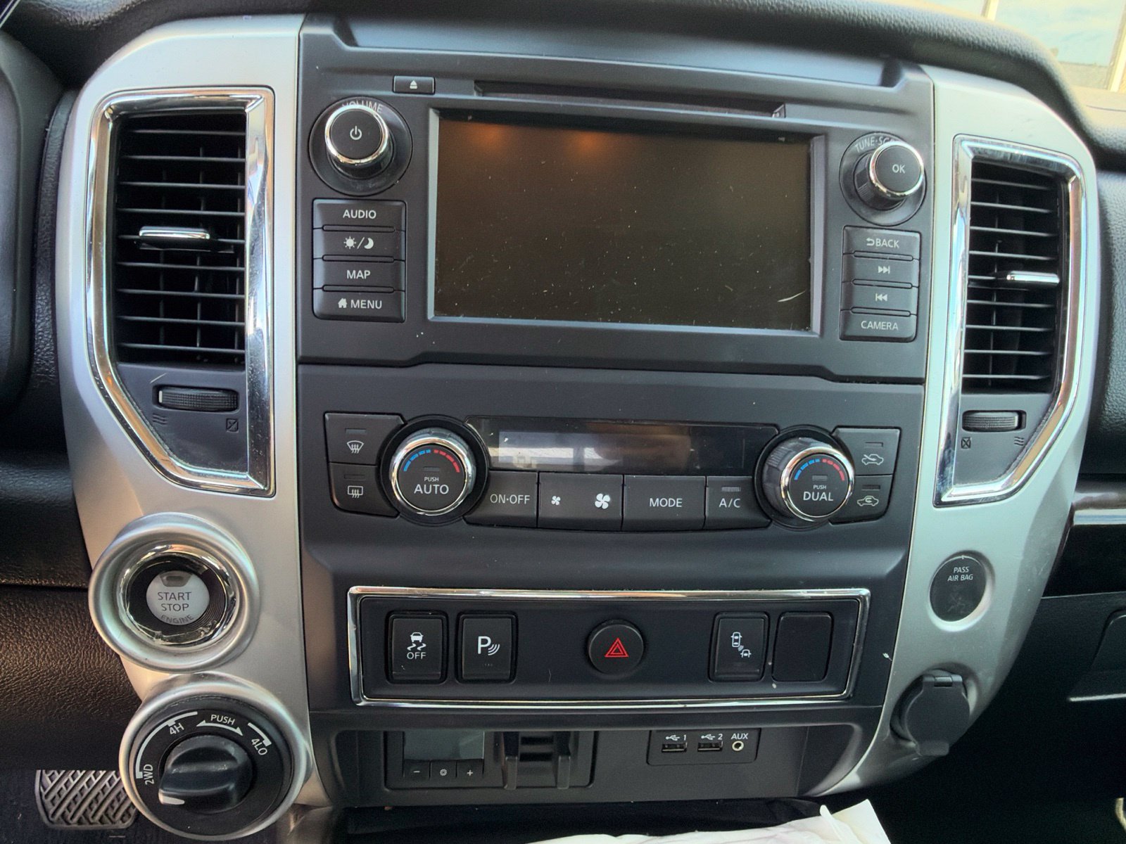 Used 2019 Nissan Titan SV w/ SV Convenience Package AWD/4WD image 11