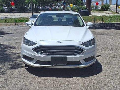 Used 2018 Ford Fusion SE FWD image 2
