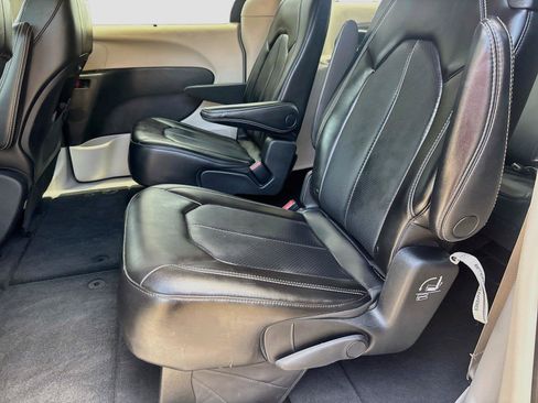 Used 2023 Chrysler Pacifica Touring-L FWD image 15