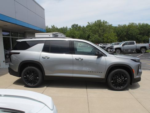 New 2026 Chevrolet Traverse LT w/ Midnight/Sport Edition AWD/4WD image 3