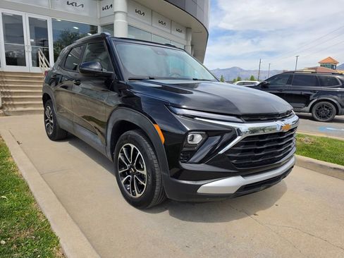Used 2024 Chevrolet TrailBlazer LT w/ Convenience Package AWD/4WD image 3
