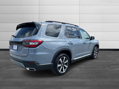 Used 2025 Honda Pilot Touring image 3