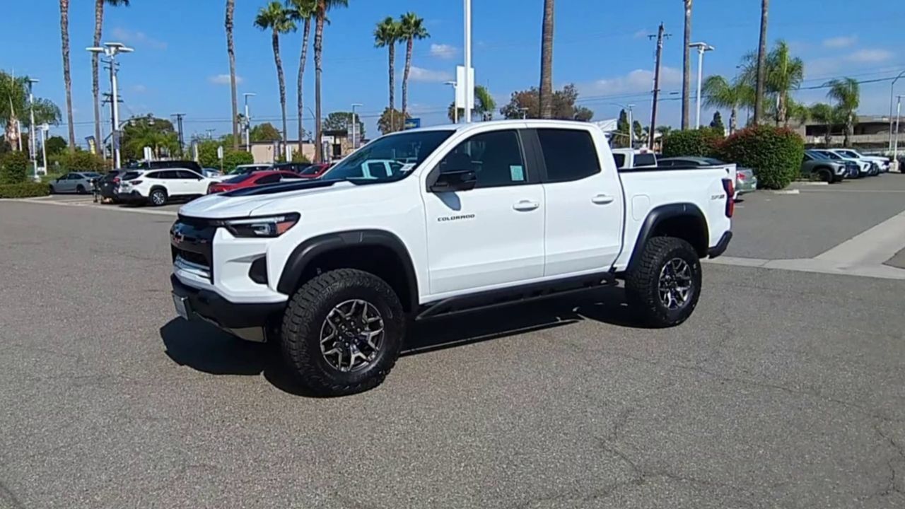 Used 2025 Chevrolet Colorado ZR2 w/ Technology Package AWD/4WD image 4