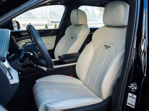 Used 2023 Bentley Bentayga Extended Wheelbase image 20