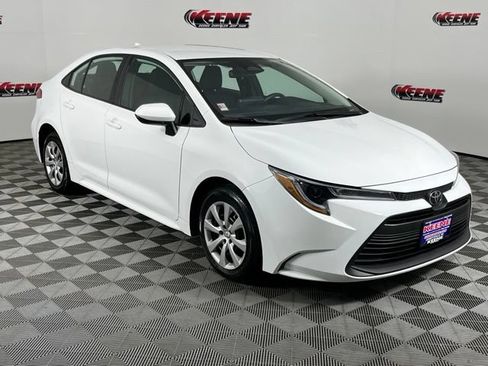 Used 2025 Toyota Corolla LE FWD image 2
