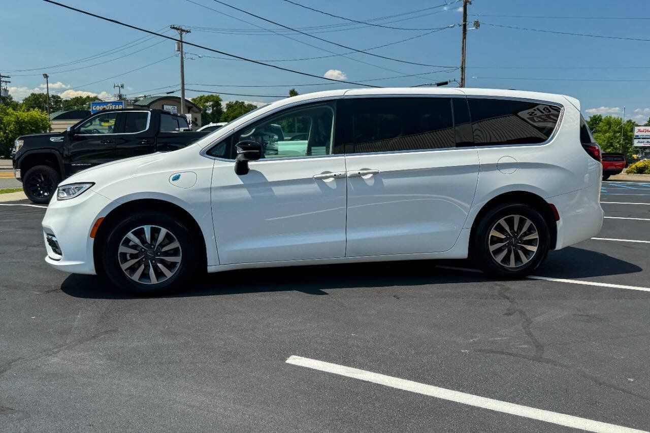 Used 2024 Chrysler Pacifica Limited FWD image 6