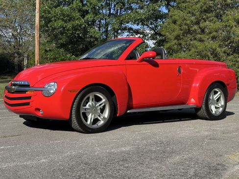 Used 2003 Chevrolet SSR w/ Preferred Equipment Group image 1