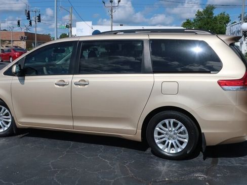 Used 2011 Toyota Sienna XLE w/ Premium Pkg image 11