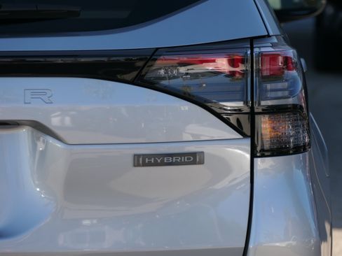 Certified 2025 Subaru Forester Limited w/ Popular Package image 5