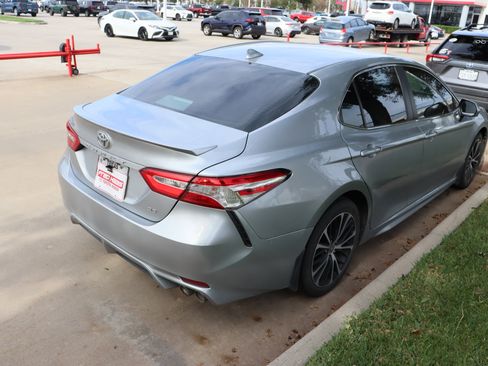 Used 2020 Toyota Camry SE image 11