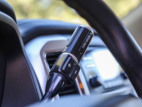 Used 2017 Nissan Titan SV RWD image 27