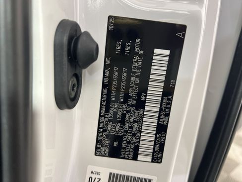 Used 2025 Toyota Sienna XLE image 31