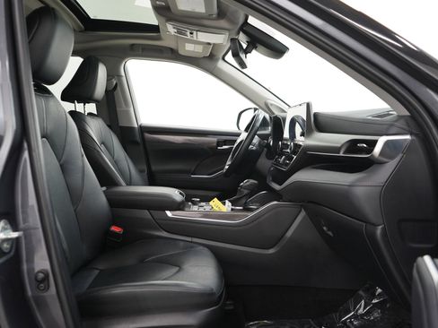 Used 2024 Toyota Highlander Limited AWD/4WD image 11