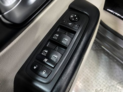 Used 2020 Chrysler Pacifica Limited FWD image 15