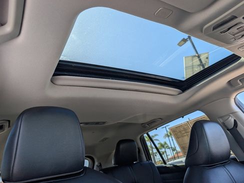 Used 2024 Toyota Highlander XLE image 3