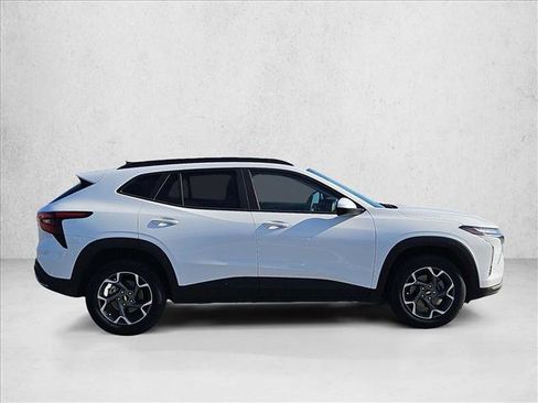 Used 2025 Chevrolet Trax LT FWD image 4