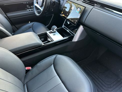 Used 2025 Land Rover Range Rover SE image 32