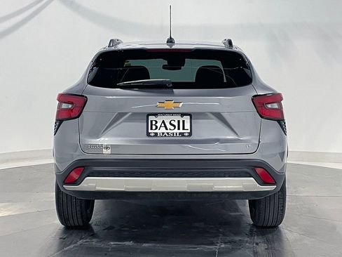 Used 2024 Chevrolet Trax LT FWD image 12