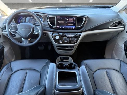 Used 2024 Chrysler Pacifica Select image 20