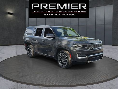 Used 2022 Jeep Grand Wagoneer Series III w/ Rear Seat Video Group 1 AWD/4WD image 2