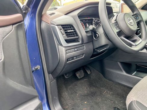 Used 2023 Nissan Rogue SV image 10