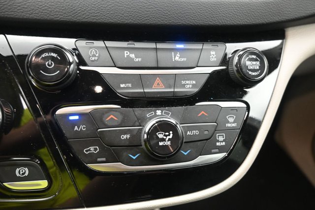 Used 2024 Chrysler Pacifica Touring-L FWD image 22