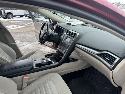 Used 2017 Ford Fusion SE image 28