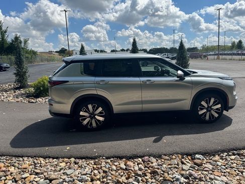 New 2025 Mitsubishi Outlander SE image 6