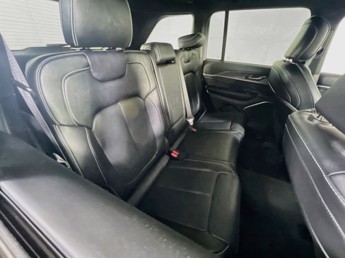 Used 2023 Jeep Grand Cherokee Overland AWD/4WD image 27