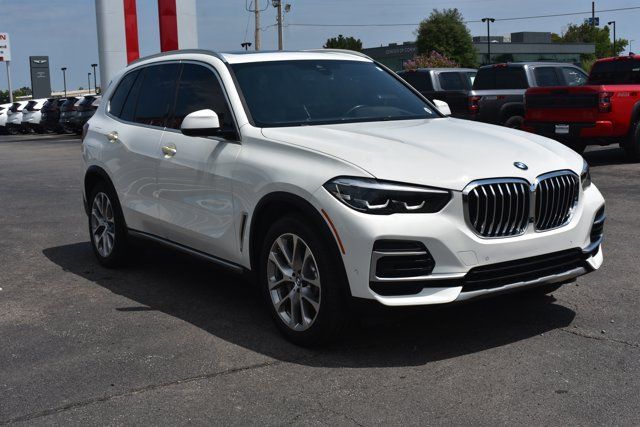 Used 2023 BMW X5 xDrive40i w/ Premium Package AWD/4WD image 3