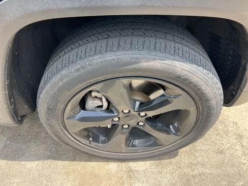 Used 2022 Jeep Grand Cherokee L Laredo RWD image 7