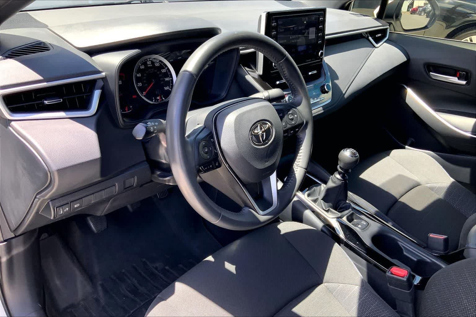 Used 2022 Toyota Corolla SE FWD image 2