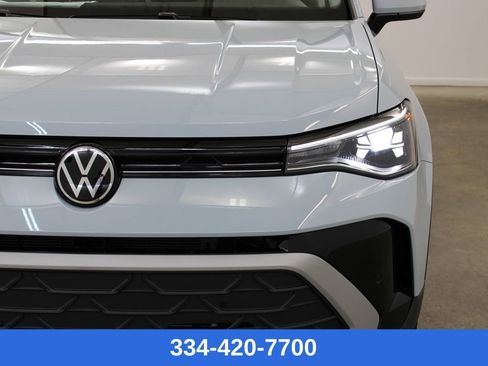 Certified 2025 Volkswagen Taos SE w/ Panoramic Sunroof Package image 8