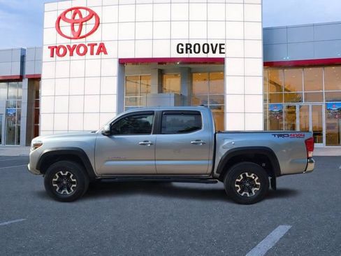 Used 2017 Toyota Tacoma TRD Off-Road w/ Tow Package (A/T) AWD/4WD image 2
