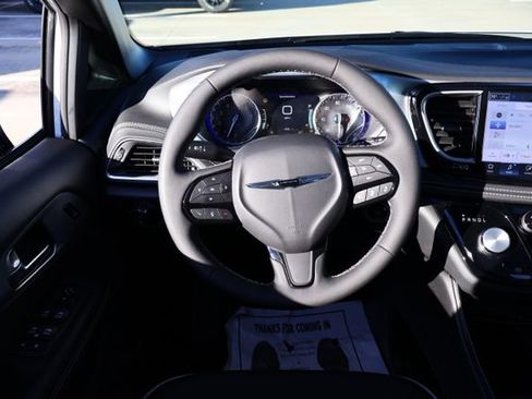 New 2026 Chrysler Pacifica Limited image 15
