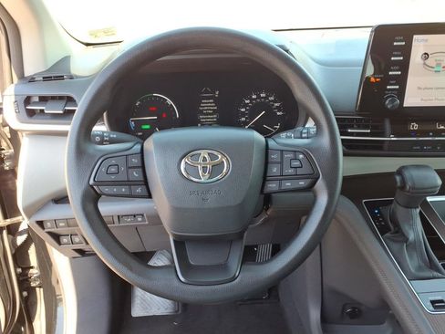 Used 2024 Toyota Sienna LE FWD image 24