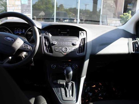 Used 2018 Ford Focus SE FWD image 25