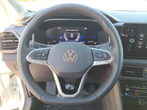New 2026 Volkswagen Taos SE image 12