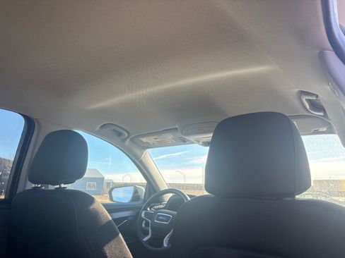 Used 2024 GMC Terrain SLE image 39