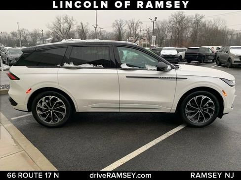 Used 2024 Lincoln Nautilus Reserve w/ Equipment Group 202A image 8