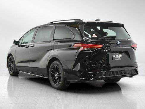 Used 2025 Toyota Sienna XSE AWD/4WD image 3