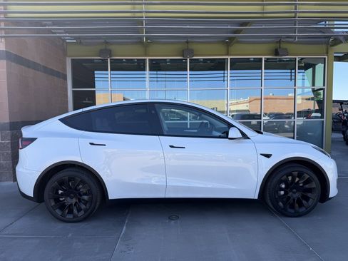 Used 2024 Tesla Model Y 2WD image 9