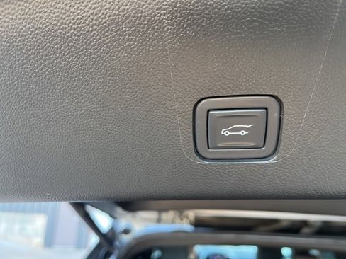 Used 2023 Chevrolet Traverse RS image 8