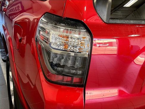 Used 2022 Toyota 4Runner SR5 AWD/4WD image 33